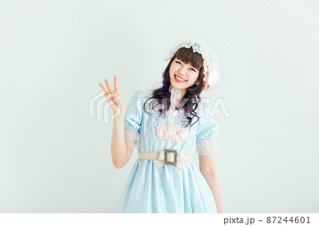 ハンドサインするロリータファッションの女性 Cosplay ハンドサインするロリータファッションの女性 Cosplay 87244601
