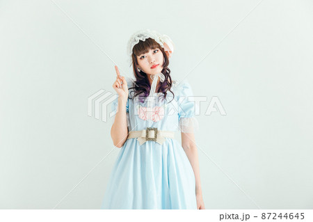 人差指をたてるコスプレ女性　Cosplay 87244645