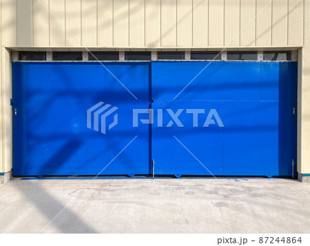 青いペンキが塗られた引き戸のある倉庫 青いペンキが塗られた引き戸のある倉庫 87244864