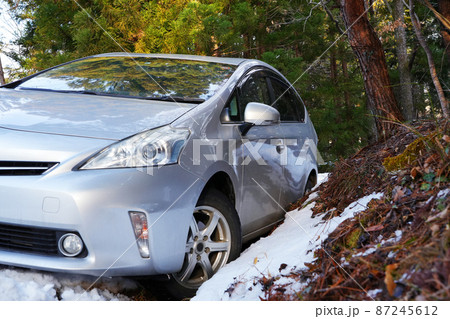 冬の林道の車のトラブル 脱輪 落輪の写真素材