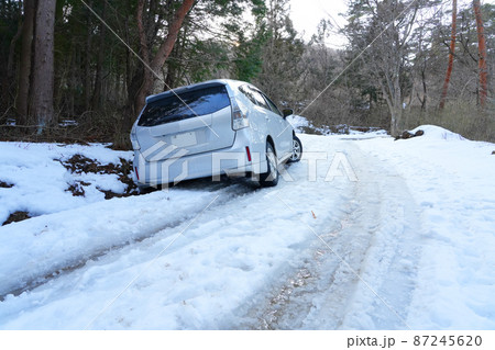 冬の林道の車のトラブル。脱輪・落輪 87245620