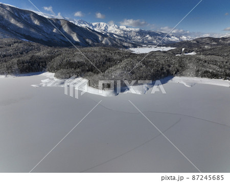 珍しく全面氷結した青木湖と白馬連山 長野県大町市(ドローンによる空撮) 珍しく全面氷結した青木湖と白馬連山 長野県大町市(ドローンによる空撮) 87245685