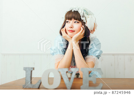 LOVEの文字の前で視線を外す女性　Cosplay 87245946