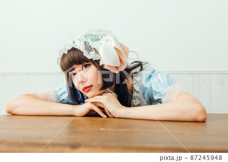 机でうつ伏す女性　Cosplay 87245948