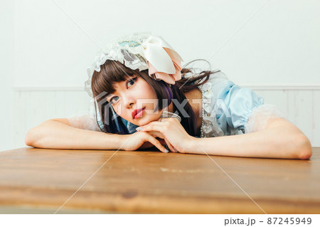 机でうつ伏す女性　Cosplay 87245949