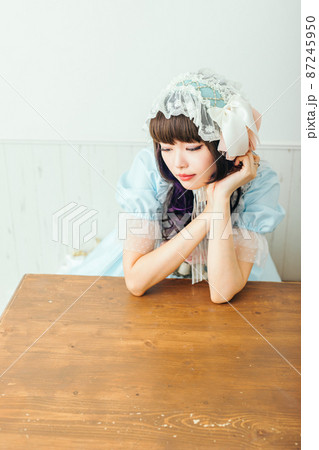 頬杖して見つめる女性 Cosplay 頬杖して見つめる女性 Cosplay 87245950