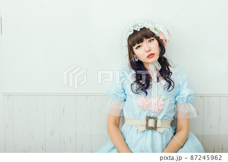じっと見つめるコスプレ女性 Cosplay じっと見つめるコスプレ女性 Cosplay 87245962