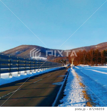 北海道新得町の平野と道路 87246059