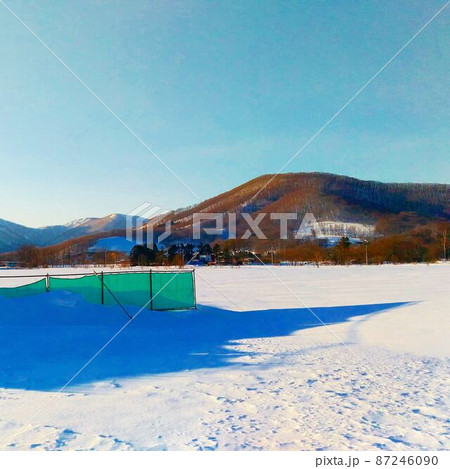 北海道新得町の雪原と山 87246090