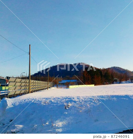 北海道新得町の雪原と道路 87246091