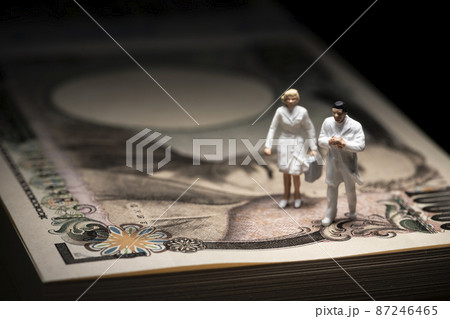 お金（お札）とミニチュアの医者 87246465