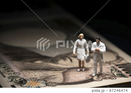 お金（お札）とミニチュアの医者 87246474