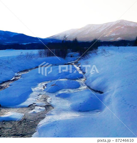 北海道狩勝高原と雪解け 北海道狩勝高原と雪解け 87246610