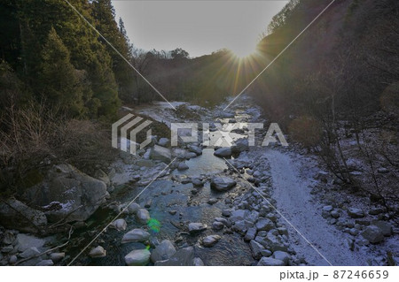 冬の尾白川に差し込む太陽 冬の尾白川に差し込む太陽 87246659