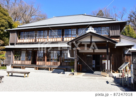 横浜市　天王森泉公園　天王森泉館と青空 87247018
