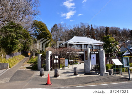 横浜市　天王森泉公園　天王森泉館と正門と散策路入口 87247021