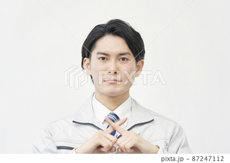 男性　作業員　ばつ印　白背景 87247112