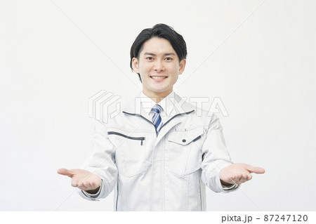 男性　作業員　紹介する　白背景 87247120