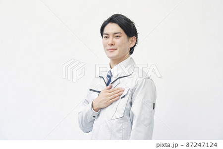男性　作業員　胸に手を当てる　白背景 87247124