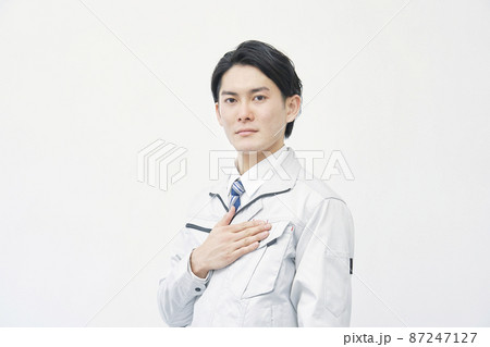 男性　作業員　胸に手を当てる　白背景 87247127