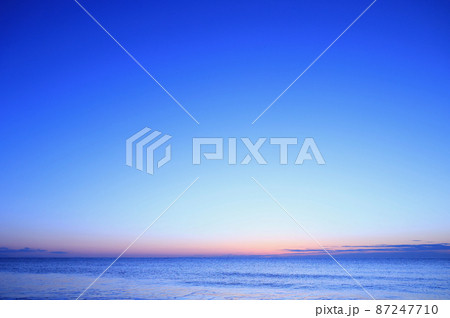 2月末 久慈浜海岸の夜明け前の海 2月末 久慈浜海岸の夜明け前の海 87247710