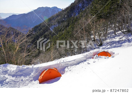 冬の甲斐駒ヶ岳七丈小屋テント場に張られたテント 87247802