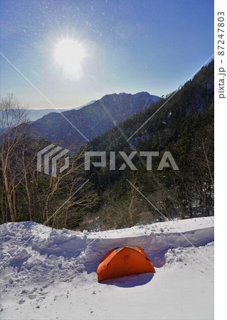 冬の甲斐駒ヶ岳七丈小屋テント場に張られたテントと太陽 87247803