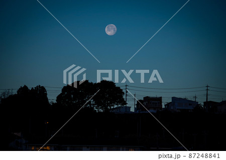 夜明けに残る月 夜明けに残る月 87248841