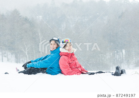 雪山を楽しむカップル 87249197
