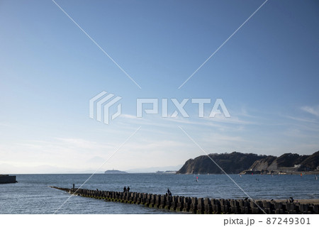 逗子市 から 見た 江の島 江ノ島 富士山 海 空 【神奈川県 逗子市】 87249301