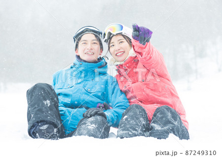 雪山を楽しむカップル 87249310