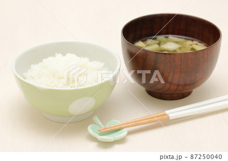 少なめのご飯と味噌汁 87250040