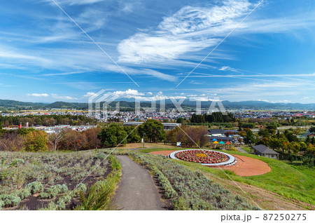 【八甲田連峰】浪岡方面から眺める八甲田連峰と青空 87250275