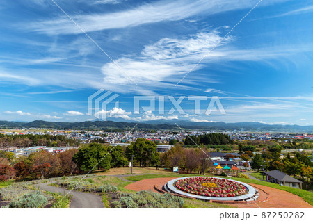 【八甲田連峰】浪岡方面から眺める八甲田連峰と青空 【八甲田連峰】浪岡方面から眺める八甲田連峰と青空 87250282