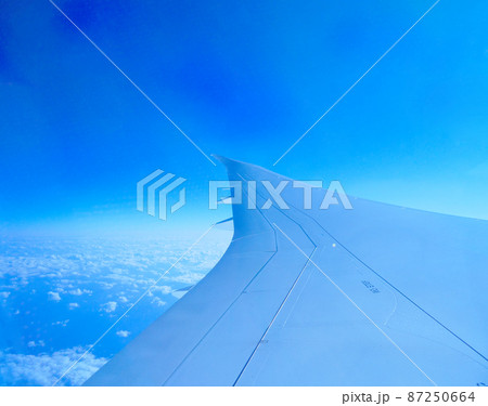飛行機の窓から見える航空機の羽と空 飛行機の窓から見える航空機の羽と空 87250664