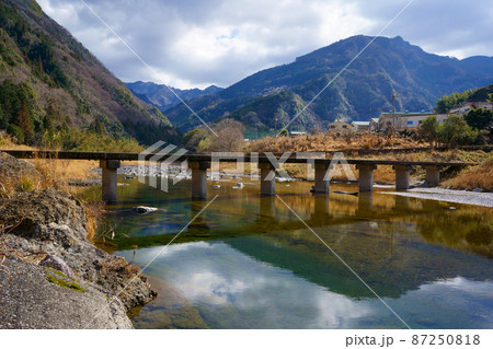 清流穴吹川と潜水橋(徳島県美馬市) 清流穴吹川と潜水橋(徳島県美馬市) 87250818
