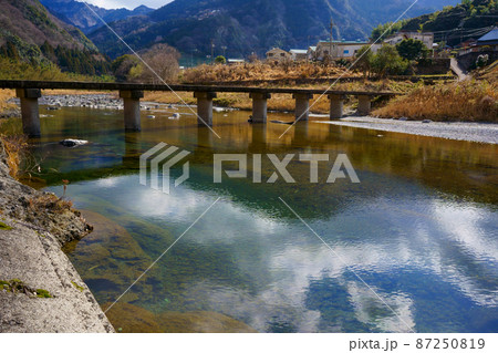 清流穴吹川と潜水橋(徳島県美馬市) 清流穴吹川と潜水橋(徳島県美馬市) 87250819