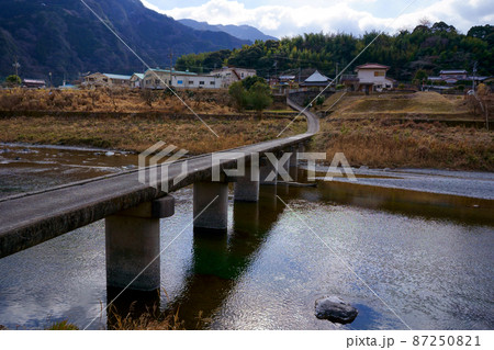 清流穴吹川と潜水橋(徳島県美馬市) 清流穴吹川と潜水橋(徳島県美馬市) 87250821