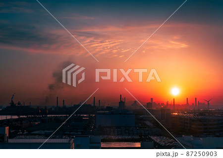 川崎マリエンから夕日に染まる京浜工業地帯 87250903