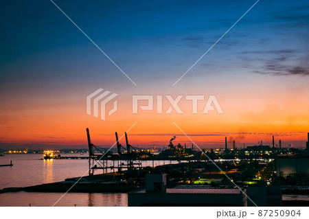 川崎マリエンから夕日に染まる京浜工業地帯 87250904
