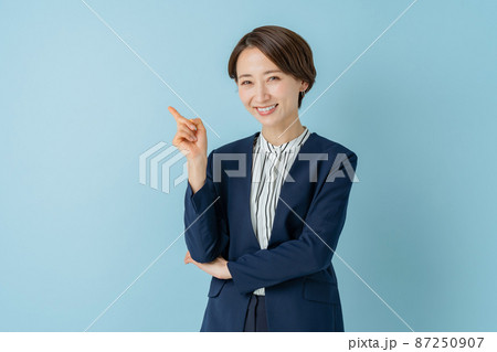 ビジネス 女性 指差し ビジネス 女性 指差し 87250907