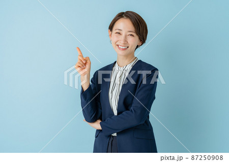 ビジネス　女性　指差し 87250908