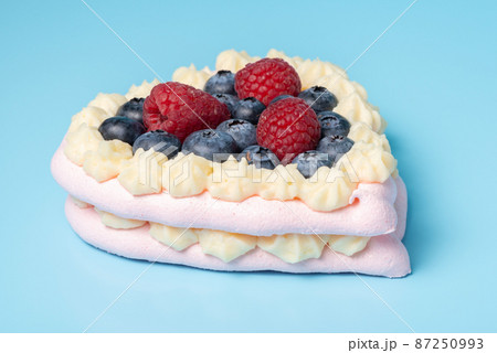 Pavlova meringue cake decorated with fresh berries 87250993