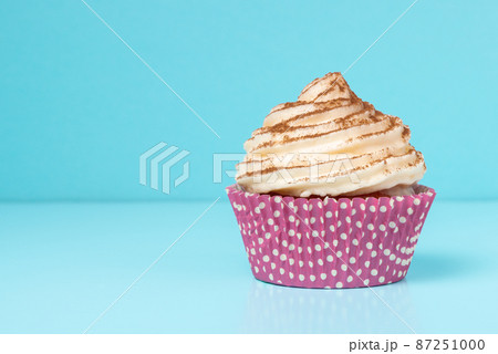 cupcakes with whipped cream cupcakes with whipped cream 87251000