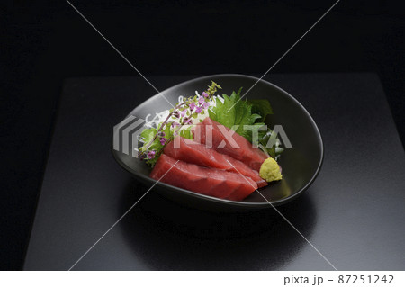 まぐろの刺身 87251242