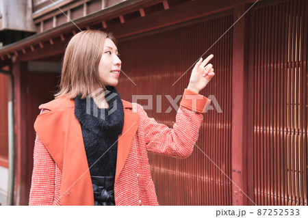 金沢を観光する若い女性 指をさす 金沢を観光する若い女性 指をさす 87252533