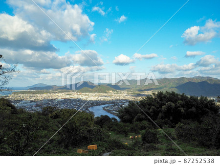 面影山の麓から見た萩市内の風景 87252538