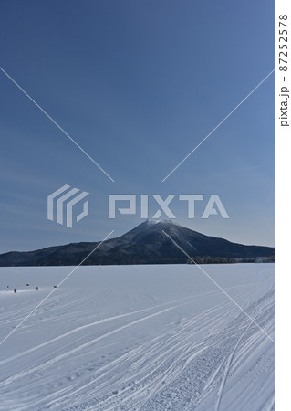 冬の阿寒湖と雄阿寒岳 冬の阿寒湖と雄阿寒岳 87252578