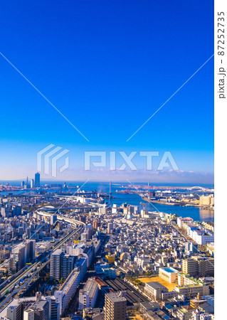 大阪市西部の街並と大阪港 87252735