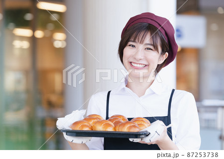 パン屋さんのスタッフ パン屋さんのスタッフ 87253738